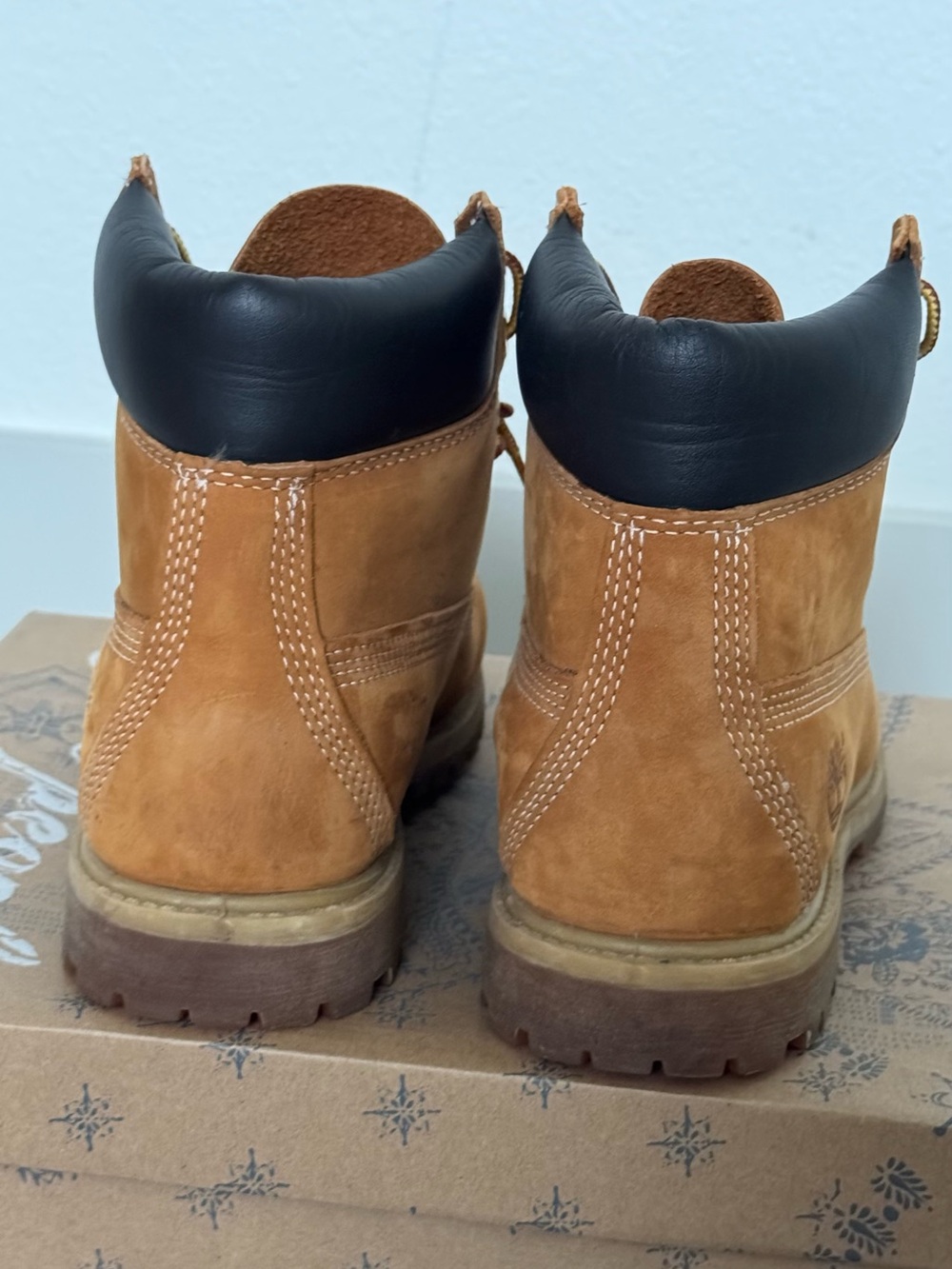 Timberland Women’s 7.5 Wheat/Tan Classic Work Boots with Black Collar - Picture 4 of 9